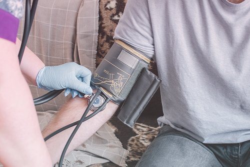 Светлый кабинет с медицинскими инструментами для процедур в наркологической клинике Новый Рассвет